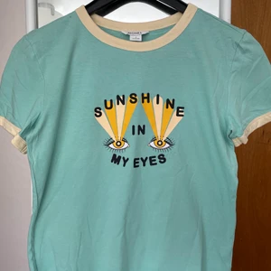 Söt tshirt från Monki ! - Den är några år gammal men inte använd så mycket. Helt fräsch och hel !!