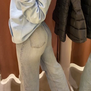 Monki Jeans - Säljer nu mina favvo jeans då dom inte passar lika fint längre, väl använda så små slitningar men som inte syns när man har på sig dom. Skriv privat för fler bilder, frakt tillkommer🤍