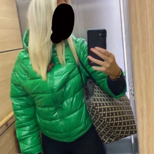 JACKA - grön jacka från zara, storlek S 