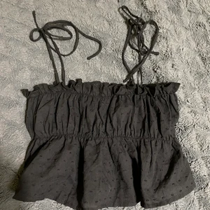 Topp - En söt topp helt oanvänd! För liten för mig så därför säljs denna! Frakt tillkommer☺️