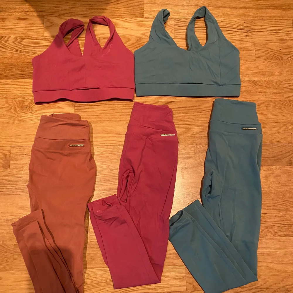 Träningset från Whitney Simmons första kollektion med gymshark. Tights X-Small sportbh- Small 300kr/set . Jeans & Byxor.