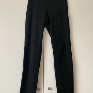 Byxor från Lindex - Fina svarta byxor från Lindex. Tajt modell med dragkedja och knapp i sidan. Viss stretch. Storlek 36. I fint använt skick. När jag synade dem såg jag att ett par sömmar ”töjts” lite men det är allt. Bild finns på detta.