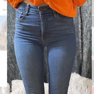 Levis jeans  - Blåa, st: 36/38. varit hål vid inre låret men blivit inlämnat av en sömmerska. Säljer pågrund av att jag växt ur dom tyvör annars skit snygga