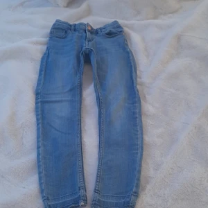 Blåa Jeans  - Deta är var mina favo byxor som tyvärr har blivit försmå. Dom är slita längest ner som du kan se om du blädrar till bild tre och så ska det såklart vara. Dom sitter jätte skönt.🤗