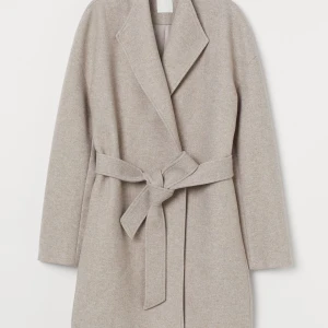 Beige kappa från HM  - Beige kappa från HM. Använd 2 gånger. 