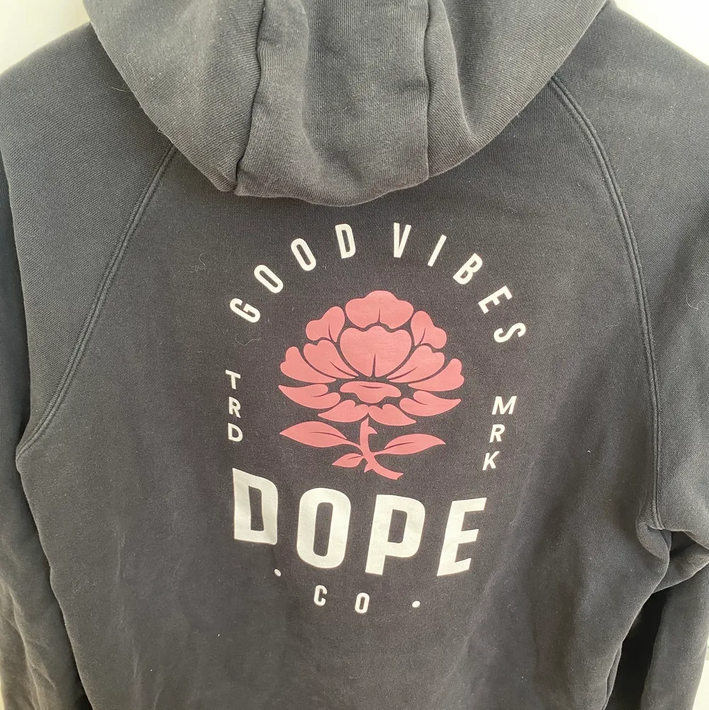 Superfin hoodie från dope i storlek m, nästan aldrig använd då jag inte tycker att jag passar i den så den är i hur bra skick som hellst, köpare står för frakt🥳💕. Hoodies.