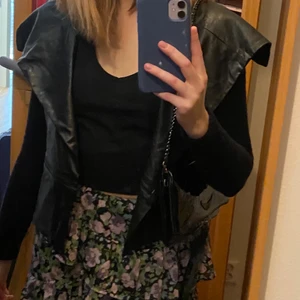 Kappa med prislapp💓 - Rensar min garderob och hittade denna unika jacka/kofta. Aldrig använd och med prislapp kvar då den inte riktigt är min stil. Jackan är i ekoskinn och ärmarna samt ryggen är i mjukt vävt material💓 Cool att ha till en basic outfit och väldigt skön!! (Köpt för 900 kr från guess)