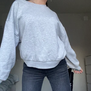Grå tröja  - Snygg vanlig grå tröja som jag inte vet vart den kommer ifrån💕 i bra skick och passar till allt❤️