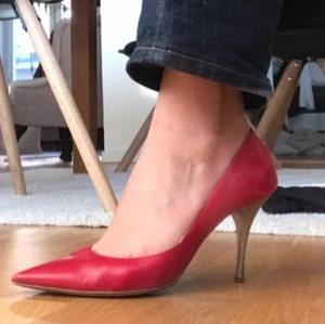 Scorett skor storlek 38 - Scorett skorna är lite slitna och klacken är lite ostadig men med tanken på att det är äkta skinn och att dem är väldigt fina är det mycket värt priset.