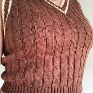 Brun stickad väst!  - Brun stickad väst? Använd 1 gång! 