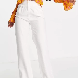 Byxor  - Byxor från asos oanvända prislapp fortfarande kvar. För stor för mig tyvärr storlek 36. Plus frakt!💕😊