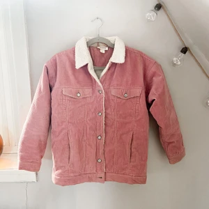 Jacka Monki  - Manchesterjacka köpt på monki. I fint, men använt skick. Färgen är laxrosa i mina ögon. Storlek XS oversize.   Köparen står för frakt. 