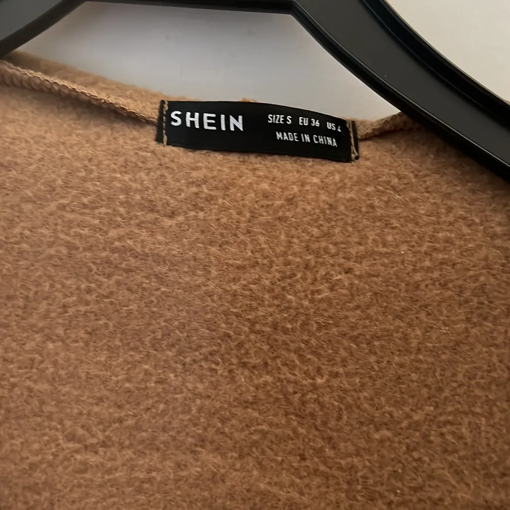 Fin brun tröja från shein  det står nått på tröjan men vet inte själv 🤪 säljer denna pga ful färg på mig. Den är jätteskön att ha på sig, fleece material inuti. Köp +frakt ❤️. Tröjor & Koftor.