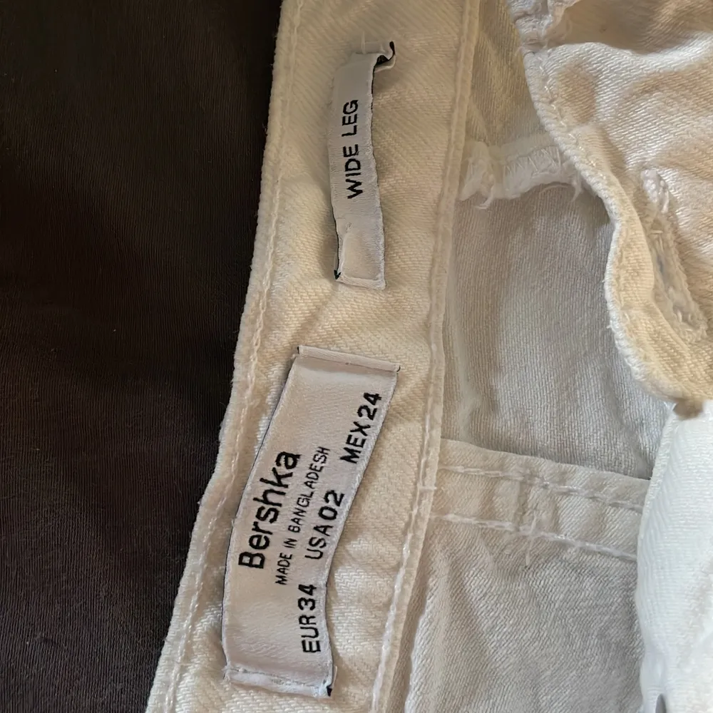 Jag säljer mina vita jeanse som kommer ifrån bershka. Dom är Använda ett fåtal gånger . Jeans & Byxor.