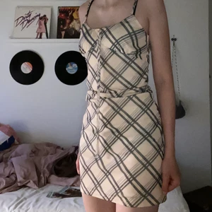 Kort rutig sommarklänning - Säljer denna superfina sommarklänning då den aldrig kommer till användning. Orginalpris 24 dollar + frakt. Materialet är väldigt stretchigt så passar på många. Köparen står för frakt<3