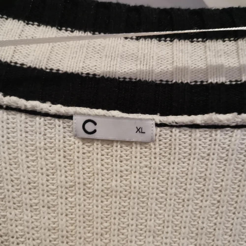Vit långärmad tröja i fint skick från Cubus i storlek XL✨ Frakt tillkommer 💕. Tröjor & Koftor.