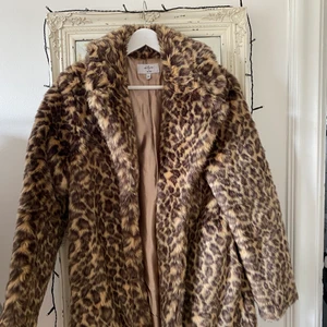 Leopard kappa - Superfin leopardkappa, säljs då den aldrig kommer till användning, knappt använd 🐆 💛