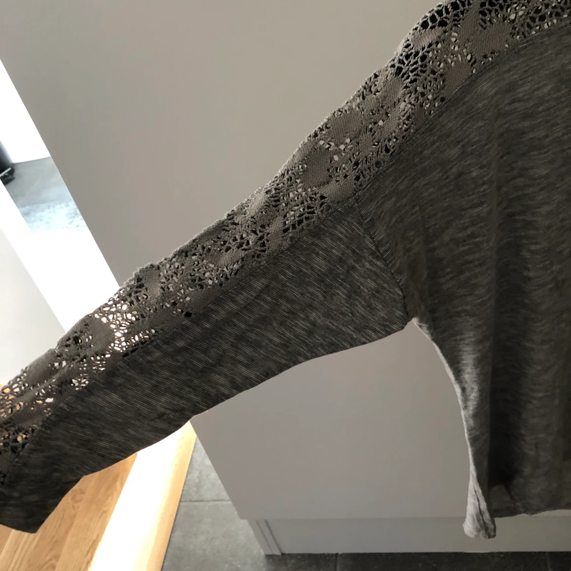 Grå tröja med spetsdetaljer - 91