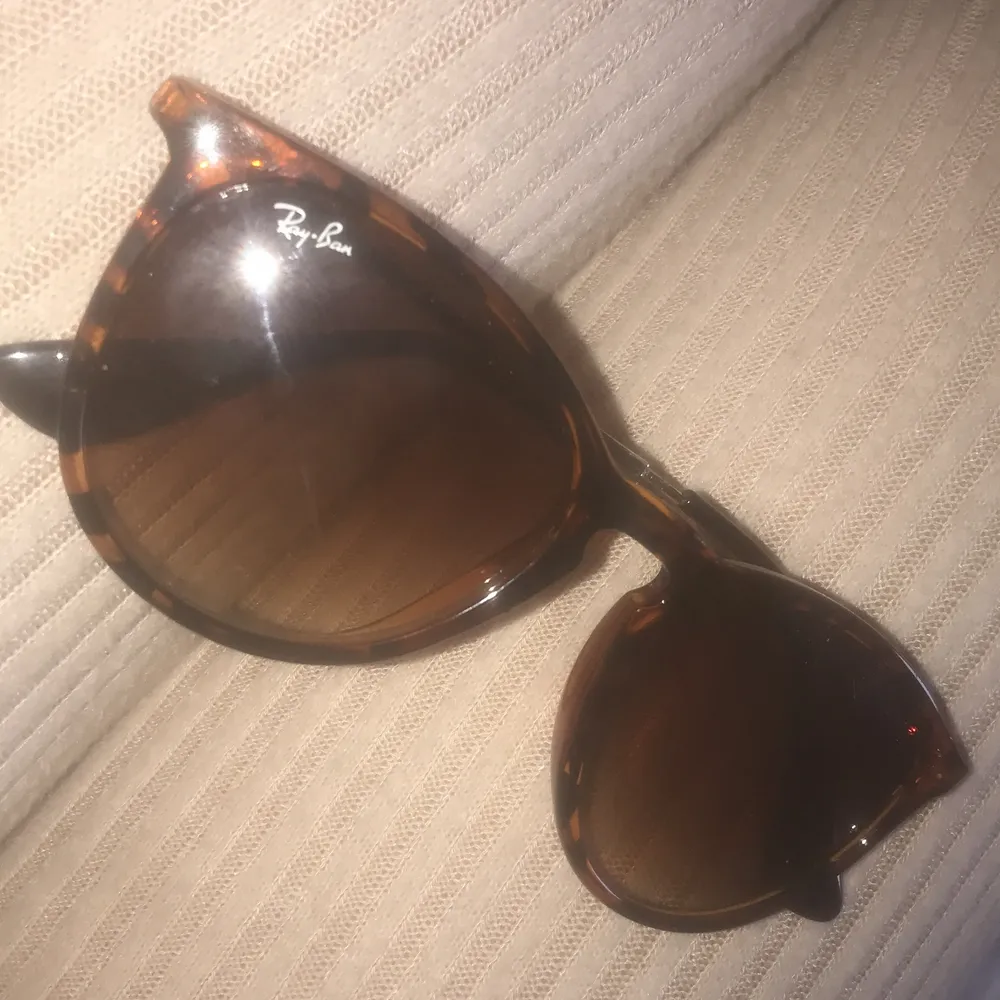 Rayban glasögon, superfint skick. kommer dock inte till användning. . Övrigt.