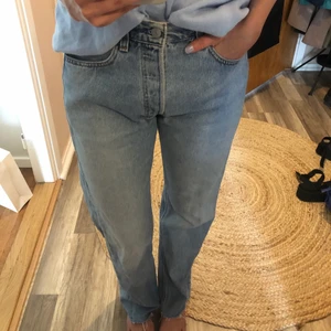 Vintage Levis - Vintage Levis jeans i en rak modell (uppskattas till storlek 26-28). Långa, medelhöga och i mycket fint skick!!! Den sista bilden ger den rättvisa ljusblå färgen på jeansen.