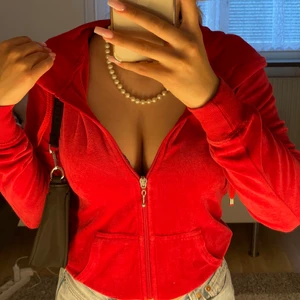 Röd kofta - Sjukt snygg kofta från Cubus i den perfekta röda färgen, går att klä upp med snygg väska och smycken. Sparsamt använd dvs i bra skick! 140:- med frakten inräknad ❤️