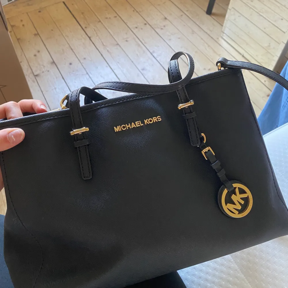 Säljer denna super fina michael kors väskan i svart i mycket bra skick!! Har tyvärr slarvat bort kvittot men man ser på väskan att den är äkta!! Frakt tillkommer, 63kr!💗 (Inga oseriösa köpare) Letar efter snabba affärer!!!☺️ Skriv privat om ni vill ha bilder eller har frågor! . Accessoarer.