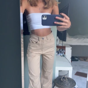 Jeans - Säljer dessa ljusbruna jeans i väldigt mjukt material. Helt oanvända då de är lite långa på mig som är 160 cm ungefär. Prislappen kvar.💕💕