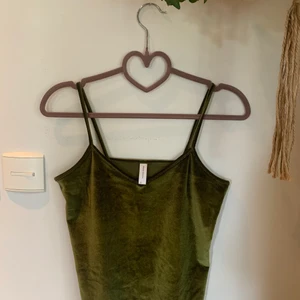 Sammets linne  - Linne i sammet i en så fin grön färg. Köpt utomlands och är någon slags kopia på Brandy Melville. Förvånansvärt bra kvalité!