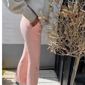 Kostymbyxa - Rosa kostymbyxor från Design By Si💞💞 Jättefina men tyvärr för små... Aldrig använda, skitsnygga till tex en vit topp🥰