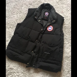 Canada Goose Dunväst - Canada Goose Garson Dunväst. Fint skick och endast testad. Pris kan diskuteras vid snabb affär.