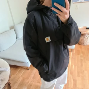 Carhartt jacka - Carhartt jacka i pullover modell, storlek M. Varm och skön med fleece inuti, perfekt för skidåkning.