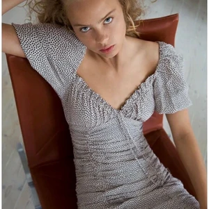 Zara klänning  - Säljer min klänning från Zara med drapering. Den är i väldigt bra skick då jag har bara använt den 1 gång. Klänningen är slutsåld på deras hemsida. 