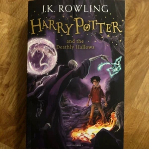 Harry Potter & the deathly hallows ENG - Boken är på engelska & Boken ligger hos mamma och kommer ta 1-2 dagar innan den blir skickad efter betalning. Står ej för postens slarv:) 
