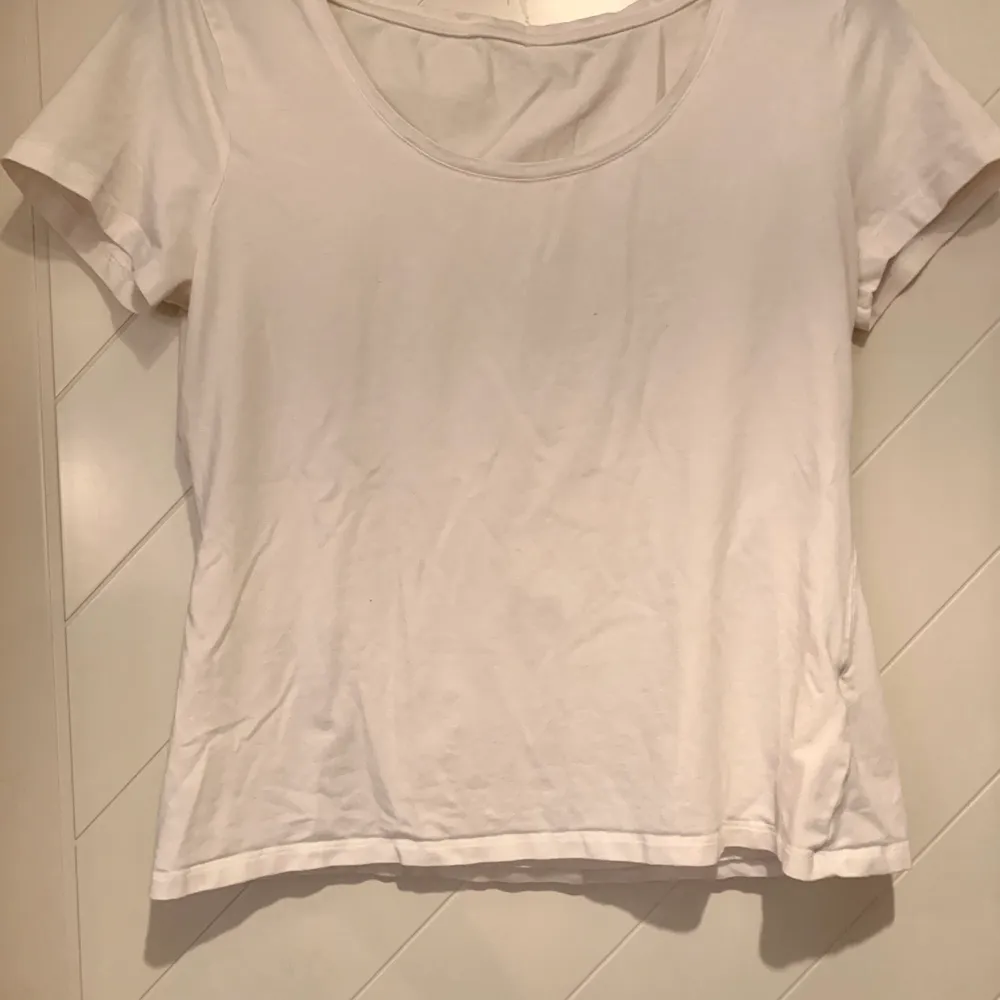 Fräsch vit t-shirt ( som skulle se ännu fräschare ut med en strykning ) i ca str xs,s ( finns ingen lapp ). Har aldrig använts! Kan hämtas, mötas upp eller levereras, men köparen står för frakt.. T-shirts.