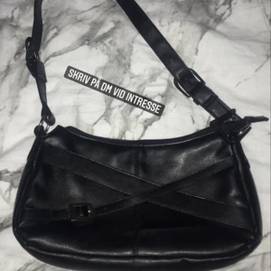 Ny Baguette väska - För fler bilder skriv privat! BUDA ALLTID 10kr MER ÄN FÖRRA BUDET. Tänk på att frakten är 45kr.