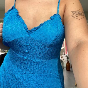 Klänning - Säljer min favoritklänning från Zara i storlek S🌼 använd ett fåtal gånger och är i bra skick men den har blivit för liten för mig. Jag är 165 lång 🌼