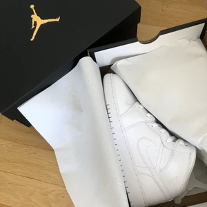 Jordan 1 Mid  - Säljer två par vita jordan 1 Mid. Båda i storlek 40 (kan passa 39). Helt oanvända. 