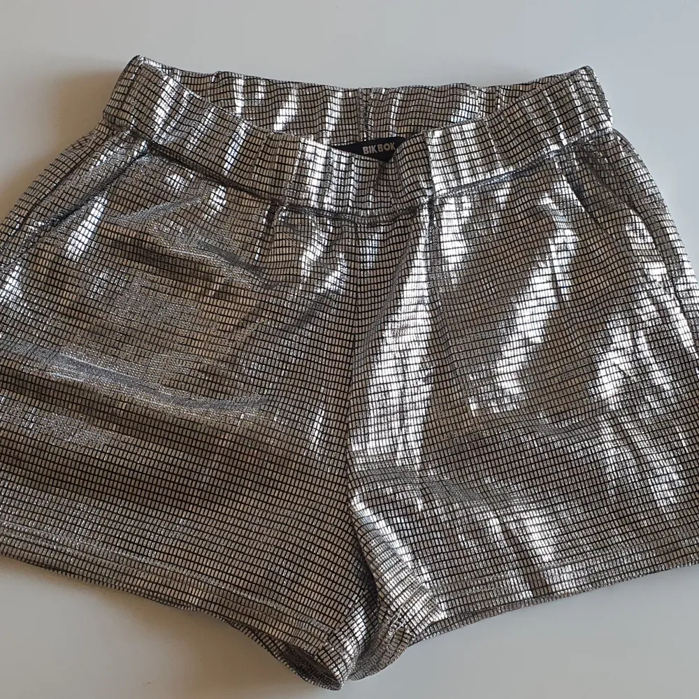 Metallic shorts från BikBok. Oanvända.. Shorts.