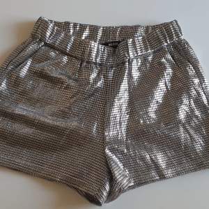 Metallic shorts från BikBok. Oanvända.
