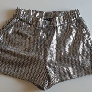 Shorts från BikBok - Metallic shorts från BikBok. Oanvända.