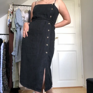 Linneklänning - Svart klänning med knappar i linne-material. Perfekt sommarklänning