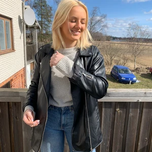 Skinnjacka  - Säljer en jacka från NAKD pga att jag inte får någon användning av den, den är som ny förutom en liten rispa på bandet🤍