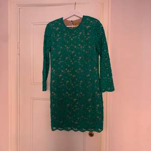 Fin spetklänning från HM selection. Aldrig använd. Färgen är grönare i verkligheten. Storlek 36. 