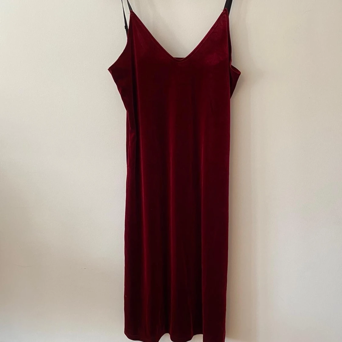 Vinröd sammetsklänning  - 90