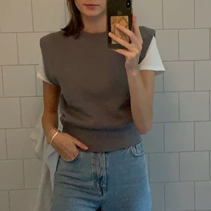 Väst - Säljer denna skitsnygga gråa västen från zara då jag själv inte får någon användning utav den, slutsåld på hemsidan!  Säljer vid bra bud💗