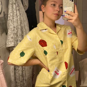 ELDORADO SKJORTA SS21 - Säljer min eldoradoskjorta från deras ss21 kollektion som är helt slutsåld på hemsidan!! Endast provad!! Strl S men unisex och funkar från allt till XS-L beroende på hur du vill att den ska sitta. BUDA 😚