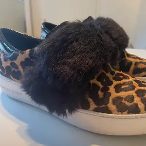 Balla och unika Michael Kors sneakers i leopardmönster med svart fejkpäls. Dom är använda ett fåtal gånger då dom var lite för små för mig så dom har inga slitningar. Nypris var 4000 kr och dom säljs inte längre. 100% äkta💕💕