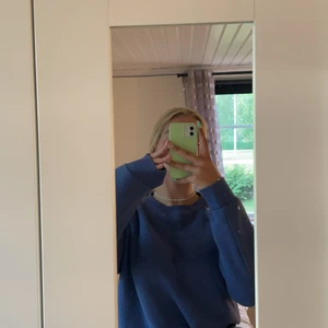 boohoo sweatshirt S - säljer denna mörkblåa tjock tröja från boohoo, använd kanske 3 ggr väldigt skönt material inuti och utanpå och den är bra längd, storlek 36 aka S. Köpt för 350 och säljer för 100+frakt.