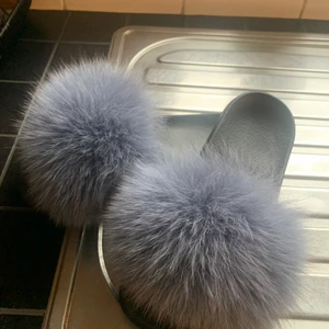 Fluffiga oanvända tofflor - Gråa tofflor med fake päls på. Aldrig använda då jag råka beställa 2st likadana! Köpta för 499kr