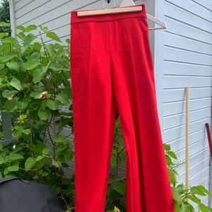 Zara - Röda vida byxor från Zara. Strl S.